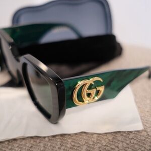 Authentic classic Gucci sunnies 🖤💚